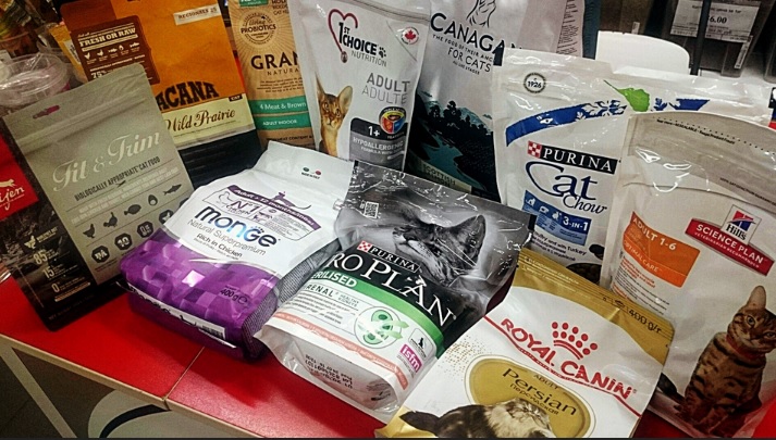 Обзор качественных кормов для кошек, и присутствие их на полках
							зоомагазинов "Аква Зооцентр".